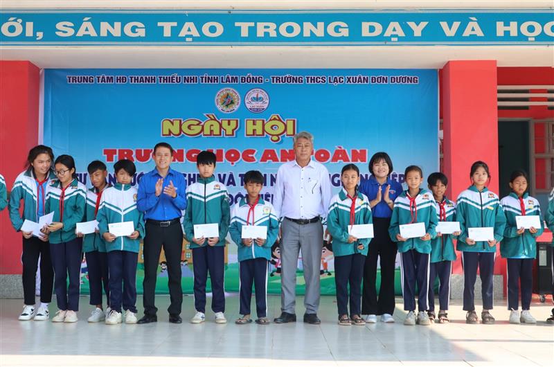 Tặng học bổng cho các em học sinh có hoàn cảnh khó