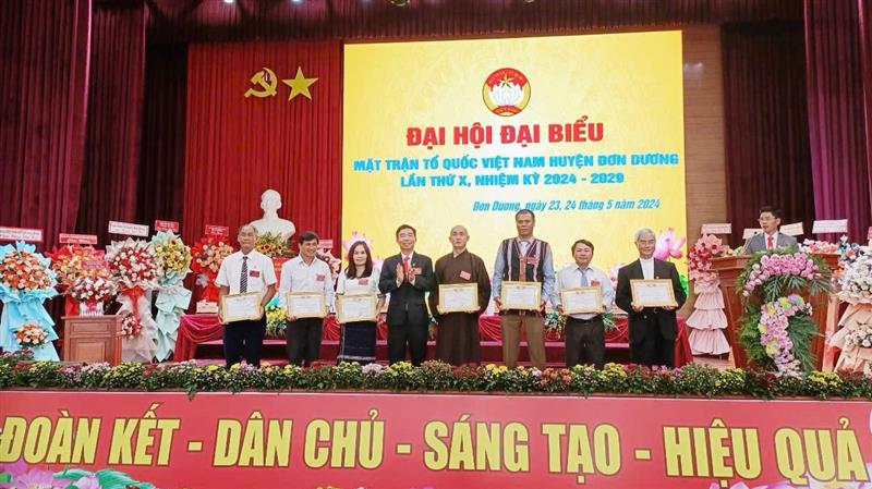 Trao tặng Giấy khen các cá nhân, tập thể có thành tích xuất sắc