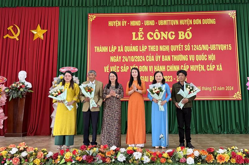Thường trực Huyện ủy Đơn Dương tặng hoa chúc mừng lãnh đạo các ban của HĐND xã Quảng Lập