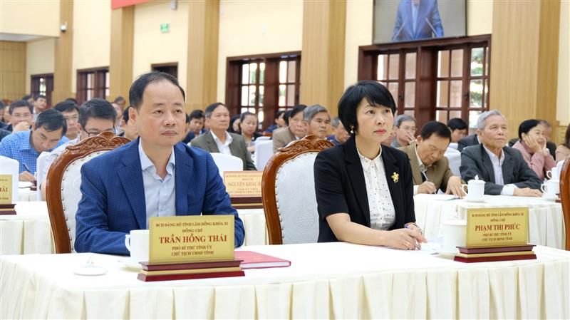 Chủ tịch HĐND tỉnh Phạm Thị Phúc và Chủ tịch UBND tỉnh Trần Hồng Thái tham dự Hội nghị tại điểm cầu Tỉnh uỷ Lâm Đồng