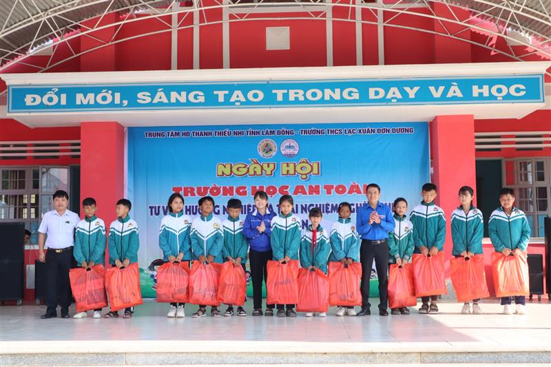 Trao tặng 20 phần quà “Cùng em đến trường” cho các em học sinh Trường THCS Lạc Xuân