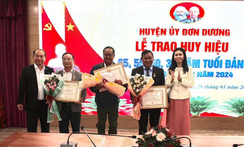 Lãnh đạo Huyện ủy trao Huy hiệu 30 năm tuổi Đảng