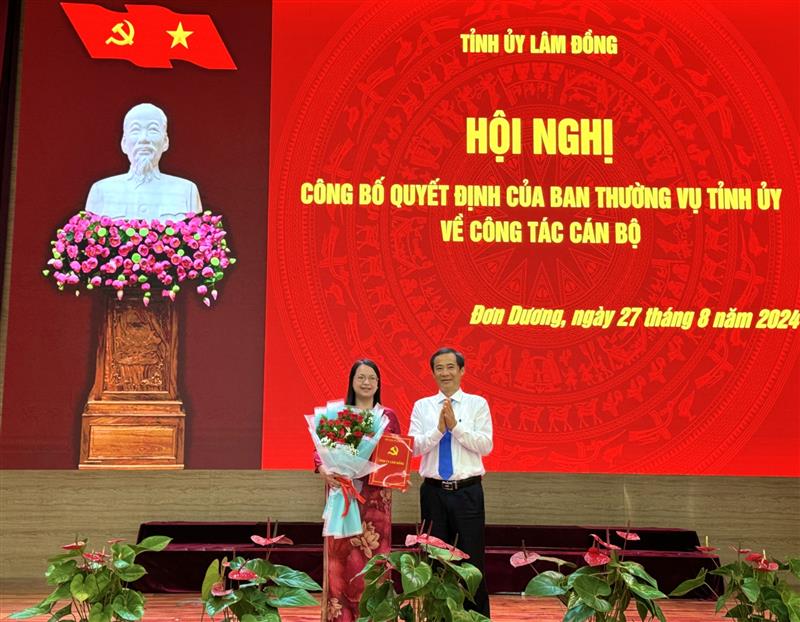 Quyền Bí thư Tỉnh ủy Lâm Đồng Nguyễn Thái Học trao quyết định và tặng hoa chúc mừng đồng chí Dương Thị Ngà - Bí thư Huyện ủy Đơn Dương