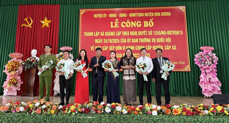 Lãnh đạo UBND huyện Đơn Dương tặng hoa chức mừng Chủ tịch UBND, các Phó Chủ tịch UBND và ủy viên UBND xã Quảng Lập