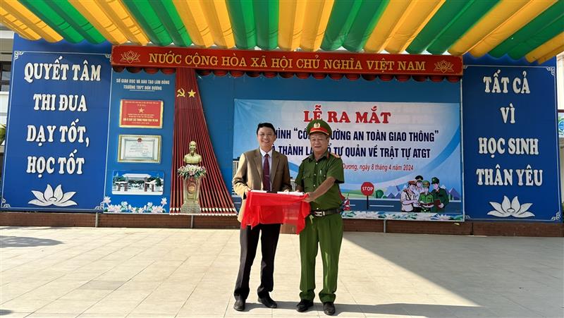 Trao tặng gậy, còi chỉ huy điều khiển giao thông cho Tổ tự quản về TTATGT