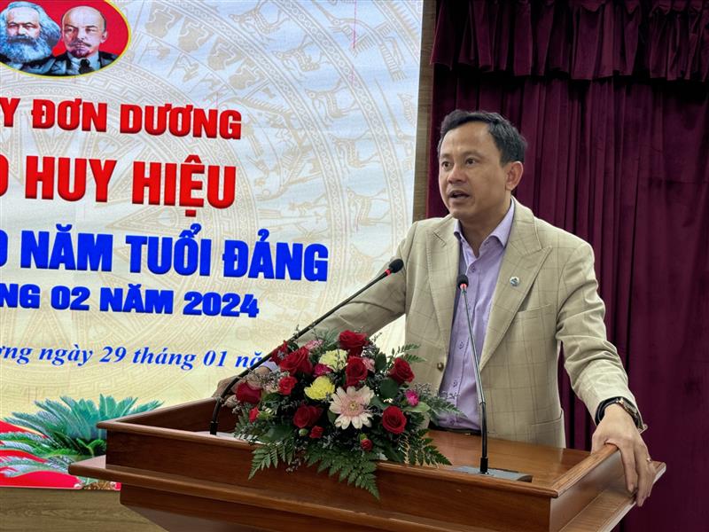 Bí thư Huyện ủy Đơn Dương Trương Văn Tùng phát biểu tại buổi lễ