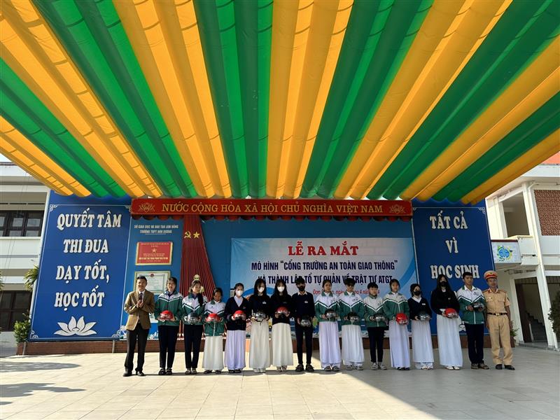 Tặng mũ bảo hiểm  cho học sinh có hoàn cảnh khó khăn vươn lên trong học tập và học sinh tiêu biểu có thành tích xuất sắc trong hoạt động tình nguyện vì cuộc sống cộng đồng