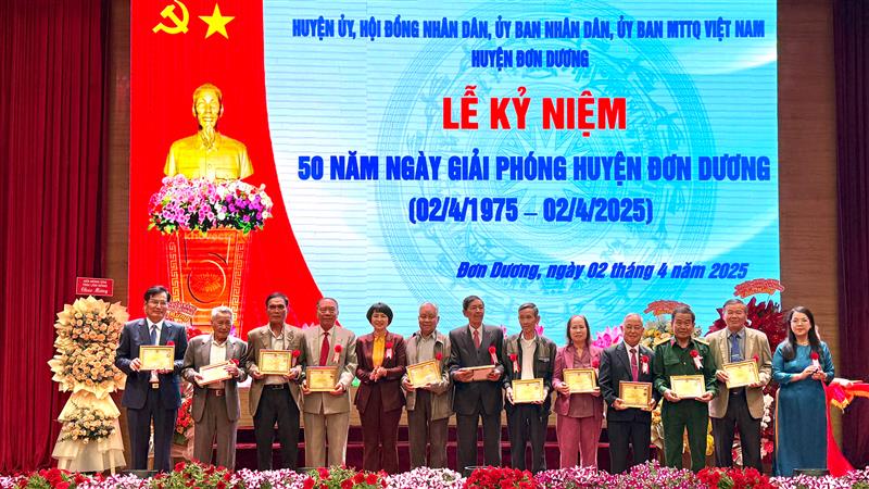 Đồng chí Phạm Thị Phúc - Phó Bí thư Thường trực Tỉnh ủy, Chủ tịch HĐND tỉnh trao Kỷ niệm chương Vì sự nghiệp xây dựng và phát triển tỉnh Lâm Đồng cho các cá nhân tiêu biểu
