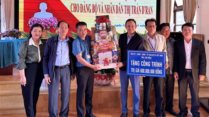 Đoàn công tác trao tặng công trình trị giá 600 triệu cho thị trấn D'ran