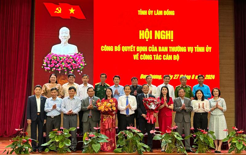 Các đồng chí lãnh đạo tỉnh chụp hình lưu niệm với Ban Thường vụ Huyện ủy Đơn Dương