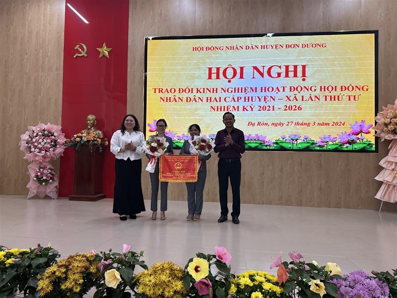 Trao cờ đăng cai tổ chức hội nghị giao ban lần tới cho đơn vị xã Lạc Lâm