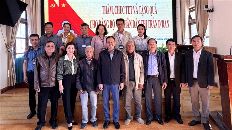Đoàn công tác chụp ảnh lưu niệm cùng cán bộ và Nhân dân thị trấn D'ran