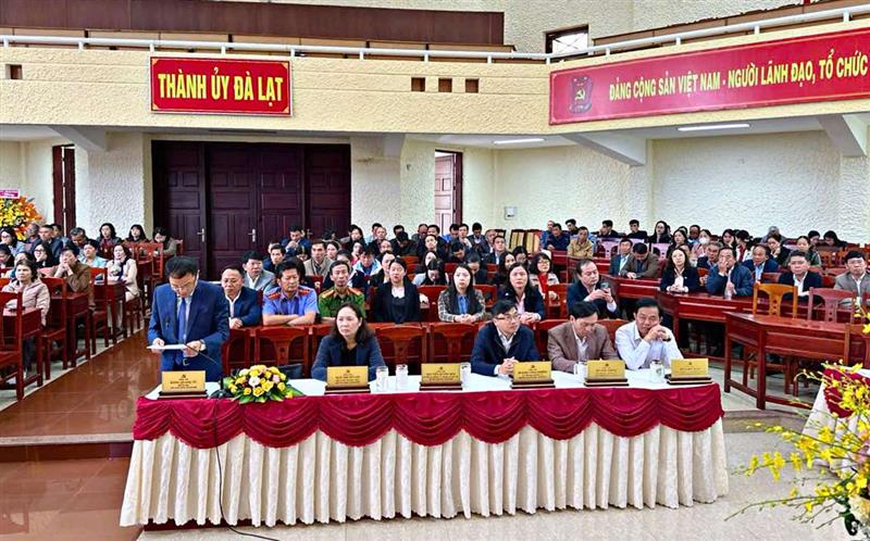 Lãnh đạo TP Đà Lạt, các phòng ban, đoàn thể chính trị tham dự Lễ phát động đợt thi đua cao điểm tại điểm cầu TP Đà Lạt