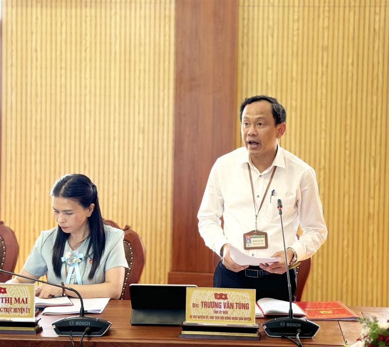 Đồng chí Trương Văn Tùng - Bí thư Huyện ủy, Chủ tịch HĐND huyện Đơn Dương báo cáo tình hình kinh tế - xã hội 4 tháng đầu năm