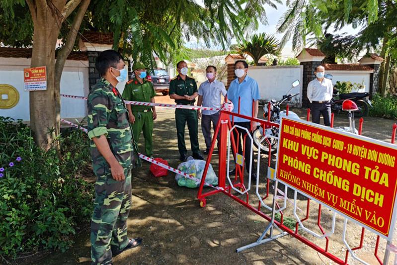 Đồng chí Trương Văn Tùng - Bí thư Huyện ủy Đơn Dương kiểm tra chốt kiểm soát dịch tại Cầu Ông Thiều