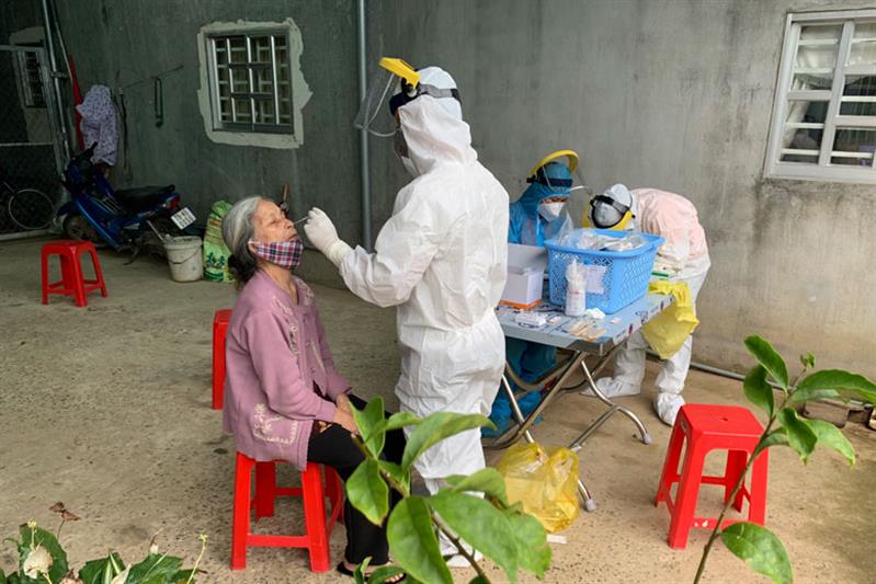 100% mẫu xét nghiệm nhanh của người dân thị trấn Thạnh Mỹ cho kết quả âm tính với SARS-CoV-2