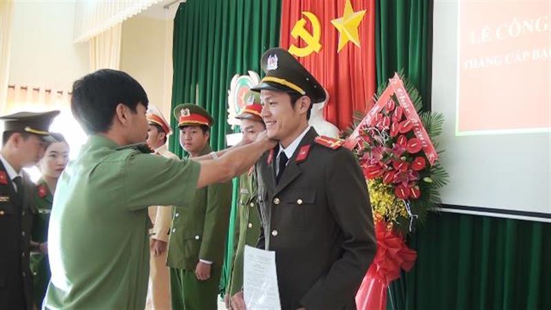  Lễ công bố quyết định của Bộ Công an và Công an tỉnh về thăng cấp bậc hàm và nâng bậc lương cho cán bộ chiến sĩ công an huyện năm 2019