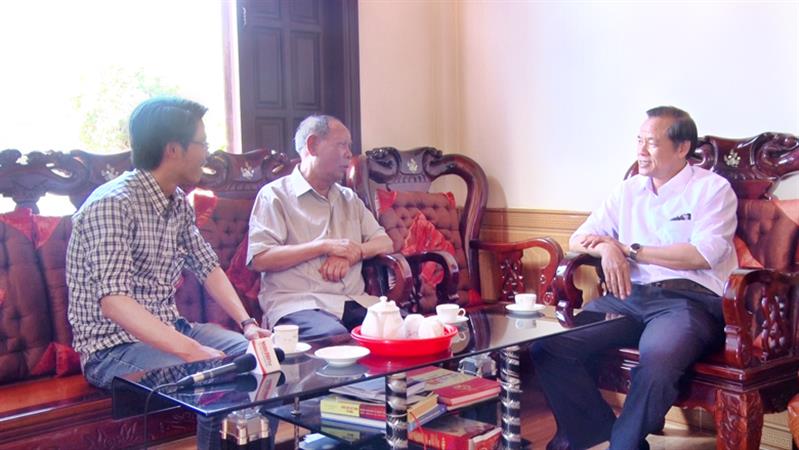 Ông Nahria Ya Duck (ngồi giữa) trong ngôi nhà của mình tại Ka Đô