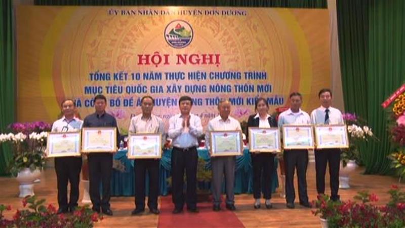 Khen thưởng tập thể cá nhân có thành tích trong phong trào xây dựng nông thôn mới