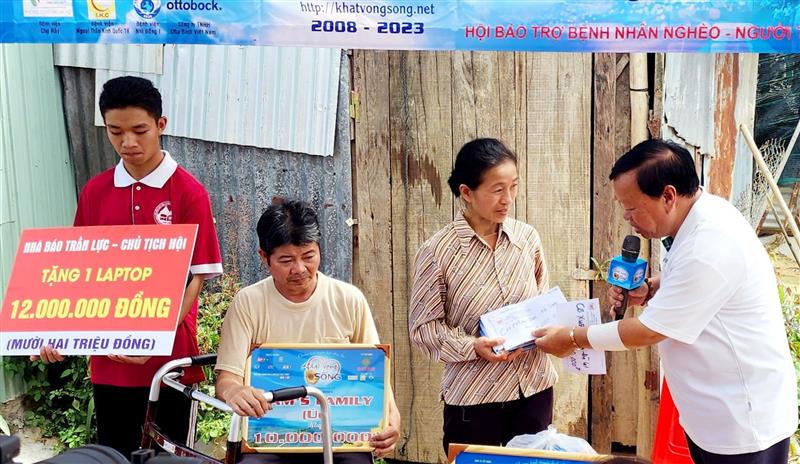 Chương trình trao tài trợ 145 triệu đồng cho gia đình anh Bùi Văn Công (ở Thôn Diom B, xã Lạc Xuân, huyện Đơn Dương)