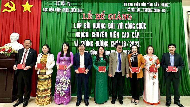 Đồng chí Nguyễn Ngọc Phúc - Phó Chủ tịch UBND tỉnh trao chứng chỉ hoàn thành khóa học cho các học viên