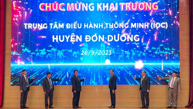 Lãnh đạo tỉnh và huyện Đơn Dương cùng ấn nút chính thức khai trương Trung tâm điều hành thông minh IOC Đơn Dương