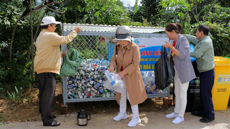 Người dân huyện Đơn Dương luôn ý thức thu gom rác thải tái chế góp phần bảo vệ môi trường, vừa gây quỹ giúp phụ nữ và trẻ em nghèo