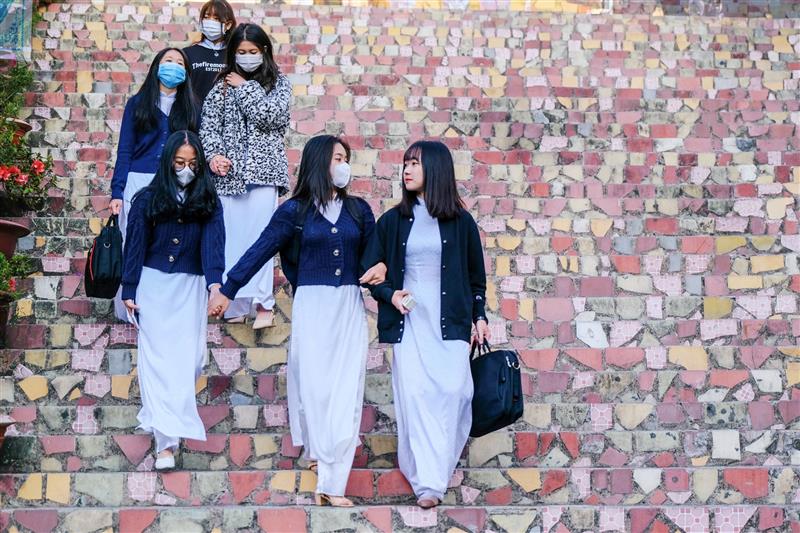 Nữ sinh trung học phổ thông TP Đà Lạt thướt tha trong tà áo dài đến trường. Ảnh: C.T