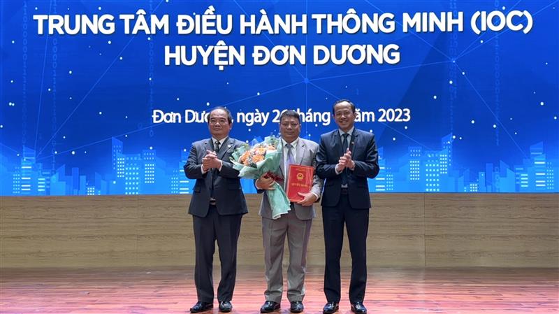 Lãnh đạo huyện Đơn Dương trao quyết định Giám đốc Trung tâm điều Hành thông minh