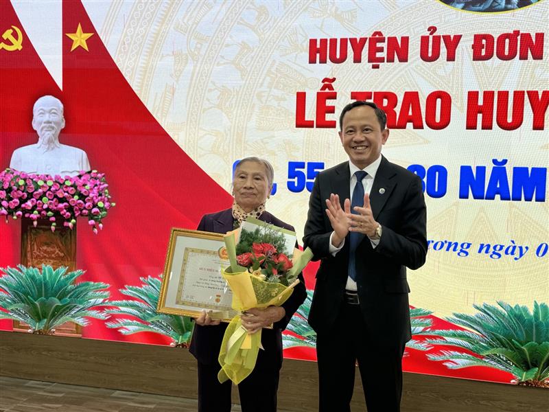 Bí thư Huyện ủy Đơn Dương Trương Văn Tùng trao tặng Huy hiệu 60 năm tuổi Đảng cho đảng viên Vũ Thị Giáp