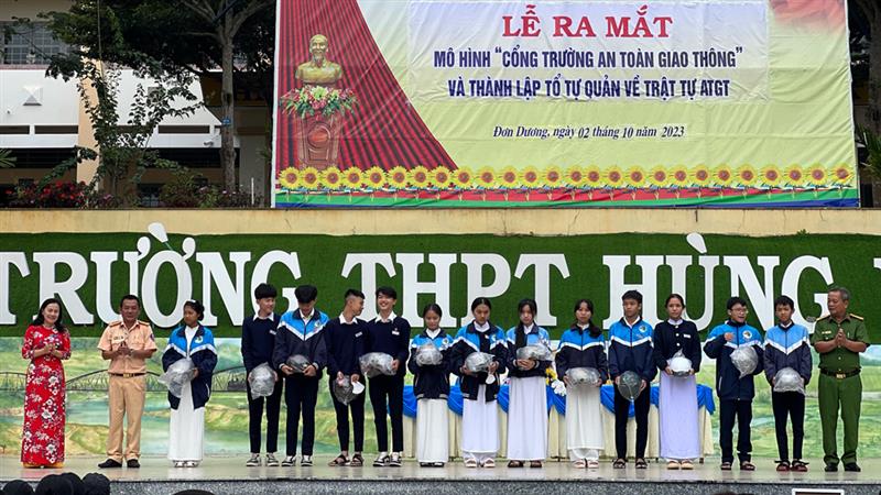 Công an huyện Đơn Dương tặng nón bảo hiểm cho các em học sinh