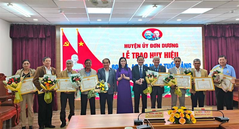Lãnh đạo huyện Đơn Dương trao Huy hiệu 30 năm tuổi Đảng cho 8 đảng viên