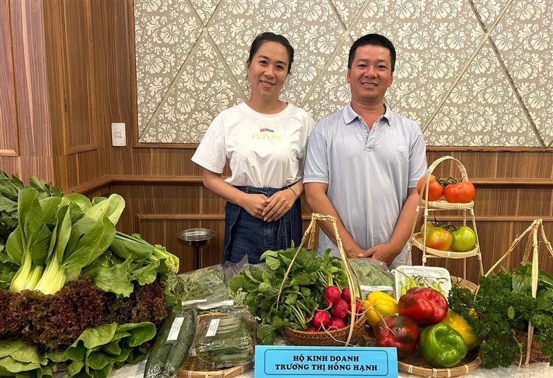 Vợ chồng anh chị Hồng Hạnh - Quốc Việt tham gia xúc tiến thương mại mặt hàng rau, củ