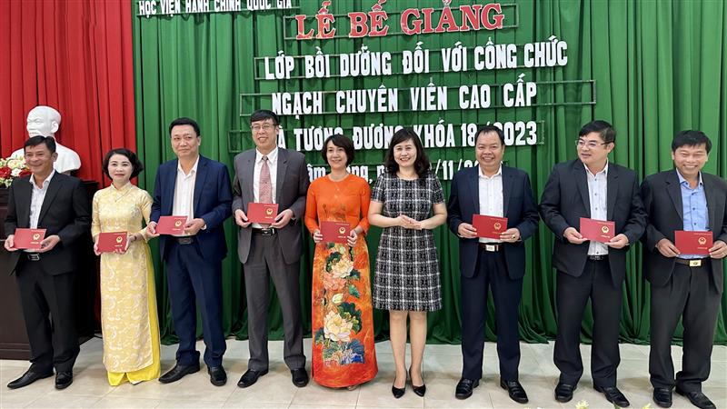 Thạc sĩ Lê Phương Thúy - Phó Trưởng Ban quản lý Bồi dưỡng, Học viện Hành chính Quốc gia trao chứng chỉ hoàn thành khóa học cho các học viên