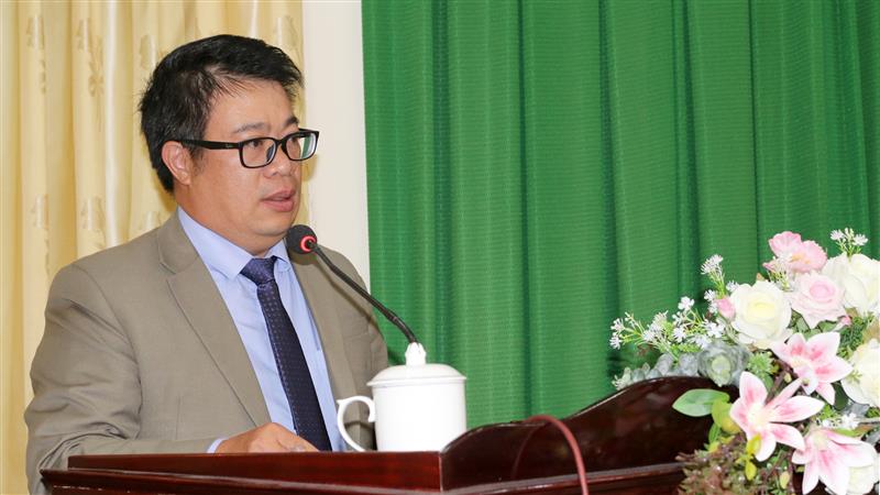 Đồng chí Nguyễn Ngọc Phúc - Phó Chủ tịch UBND tỉnh chúc mừng kết quả đạt được của các học viên trong khóa học