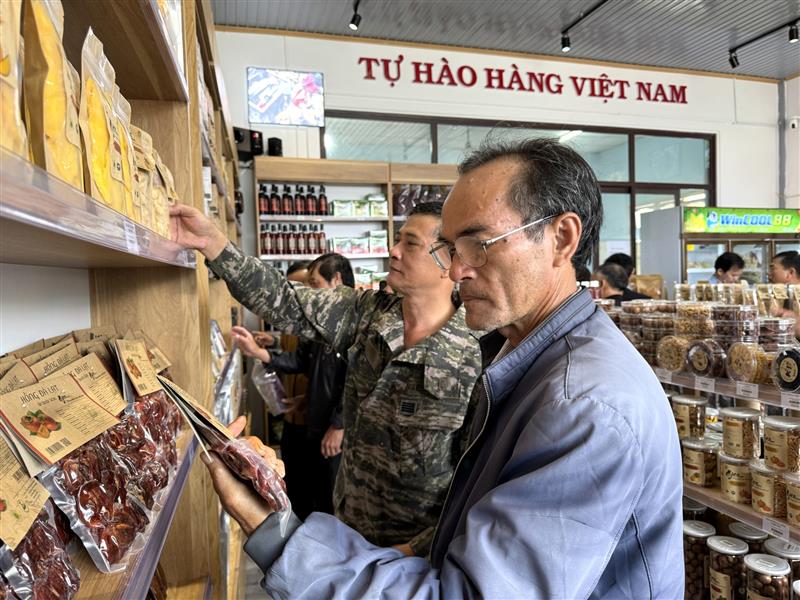 Các mặt hàng nông sản, thế mạnh của Lâm Đồng được bày bán tại cửa hàng