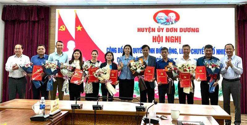 Lãnh đạo huyện Đơn Dương trao quyết định và tặng hoa chúc mừng các đồng chí nhận nhiệm vụ mới