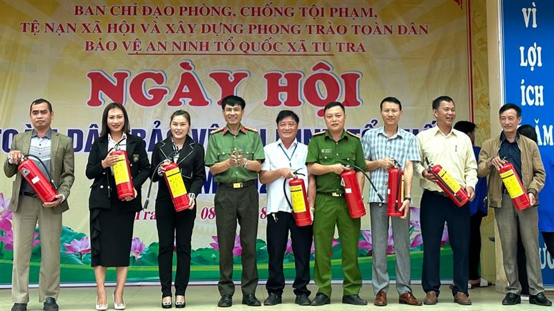 Xã Tu Tra tặng 200 bình chữa cháy cho các gia đình đồng bào dân tộc thiểu số, gia đình có hoàn cảnh khó khăn