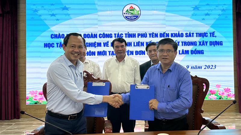 Lãnh đạo huyện Đơn Dương và huyện Tây Hòa ký kết biên bản ghi nhớ