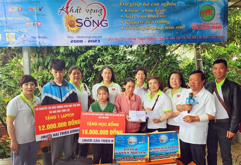 3 mẹ con chị Lương Thị Phương (ở khu Lâm Tuyền, thị trấn D’ Ran, Đơn Dương) tiếp nhận tài trợ từ chương trình