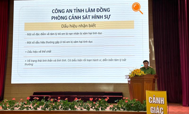 Phó trưởng phòng Phòng Cảnh sát hình sự Công an tỉnh Lâm Đồng- Thượng tá Hồ Hải Dương trao đổi một số thông tin, vấn đề về công tác phòng chống mua bán người, chống xâm hại trẻ em