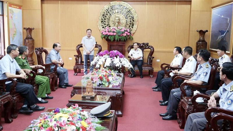Đoàn công tác lãnh đạo huyện Đơn Dương thăm, chúc tết Bộ Tư lệnh Vùng 4 Hải quân