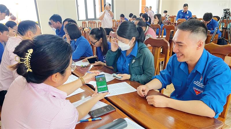 Tỉnh Lâm Đồng tích cực hướng dẫn cài đặt định danh điện tử cho người dân