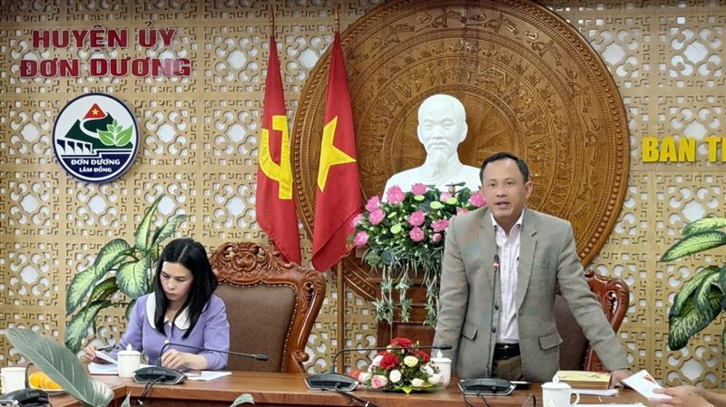 Bí thư Huyện ủy Đơn Dương thông tin tình hình địa phương đến các đồng chí nguyên lãnh đạo huyện