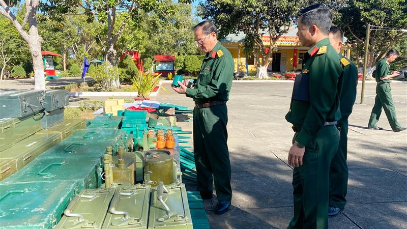 Lãnh đạo Bộ CHQS tỉnh kiểm tra mô hình, học cụ Trung đoàn Bộ binh 994 chuẩn bị cho công tác huấn luyện chiến sĩ mới