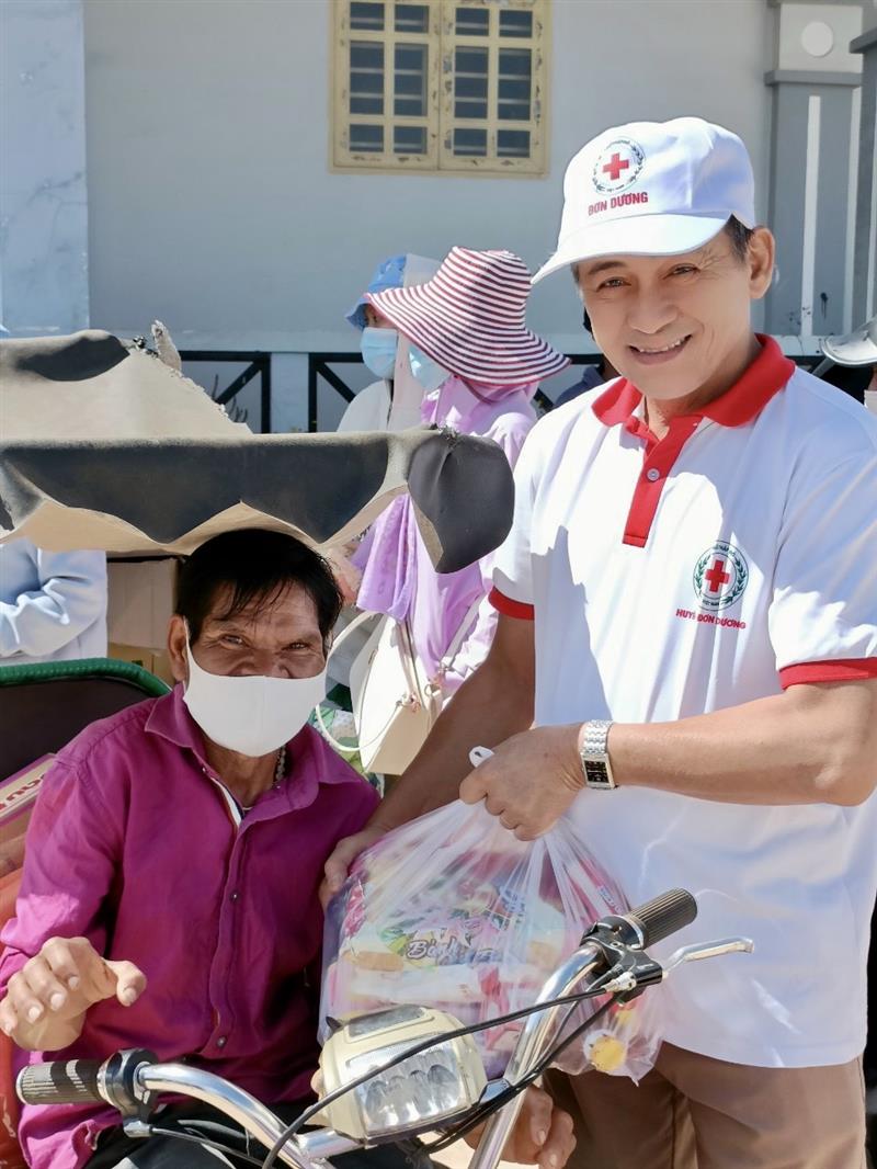 Ông Thiều Cường - Chủ tịch Hội Chữ thập đỏ huyện Đơn Dương trao tặng quà cho người dân có hoàn cảnh khó khăn