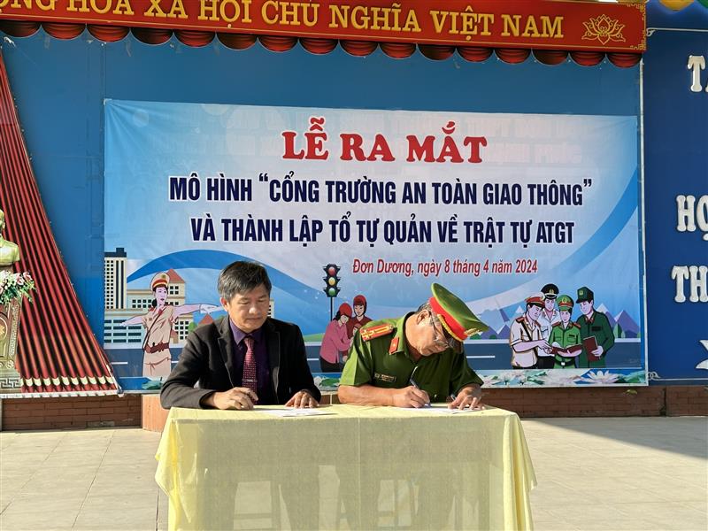 Đại diện Công an huyện Đơn Dương và lãnh đạo trường THPT Đơn Dương ký kết ra mắt mô hình Cổng trường an toàn giao thông