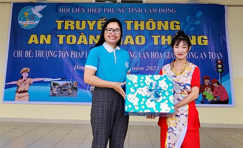 Bà Cil Bri – Phó Chủ tịch Hội LHPN tỉnh tặng quà cho đội văn nghệ tuyên truyền an toàn giao thông Trường THPT Pró