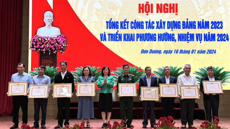 Đồng chí Nguyễn Thị Mỵ - Phó Trưởng ban Tuyên giáo Tỉnh ủy trao bằng khen cho các tập thể có thành tích xuất sắc trong công tác xây dựng Đảng năm 2023