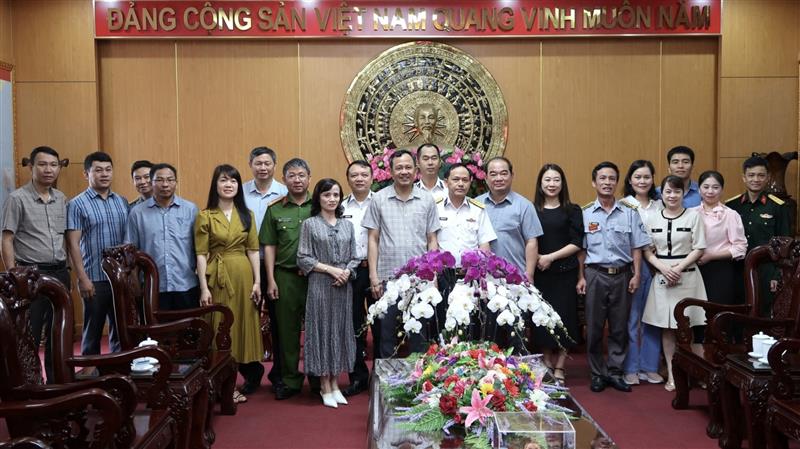 Đoàn công tác lãnh đạo huyện Đơn Dương chụp ảnh cùng Tư lệnh Vùng 4 Hải quân